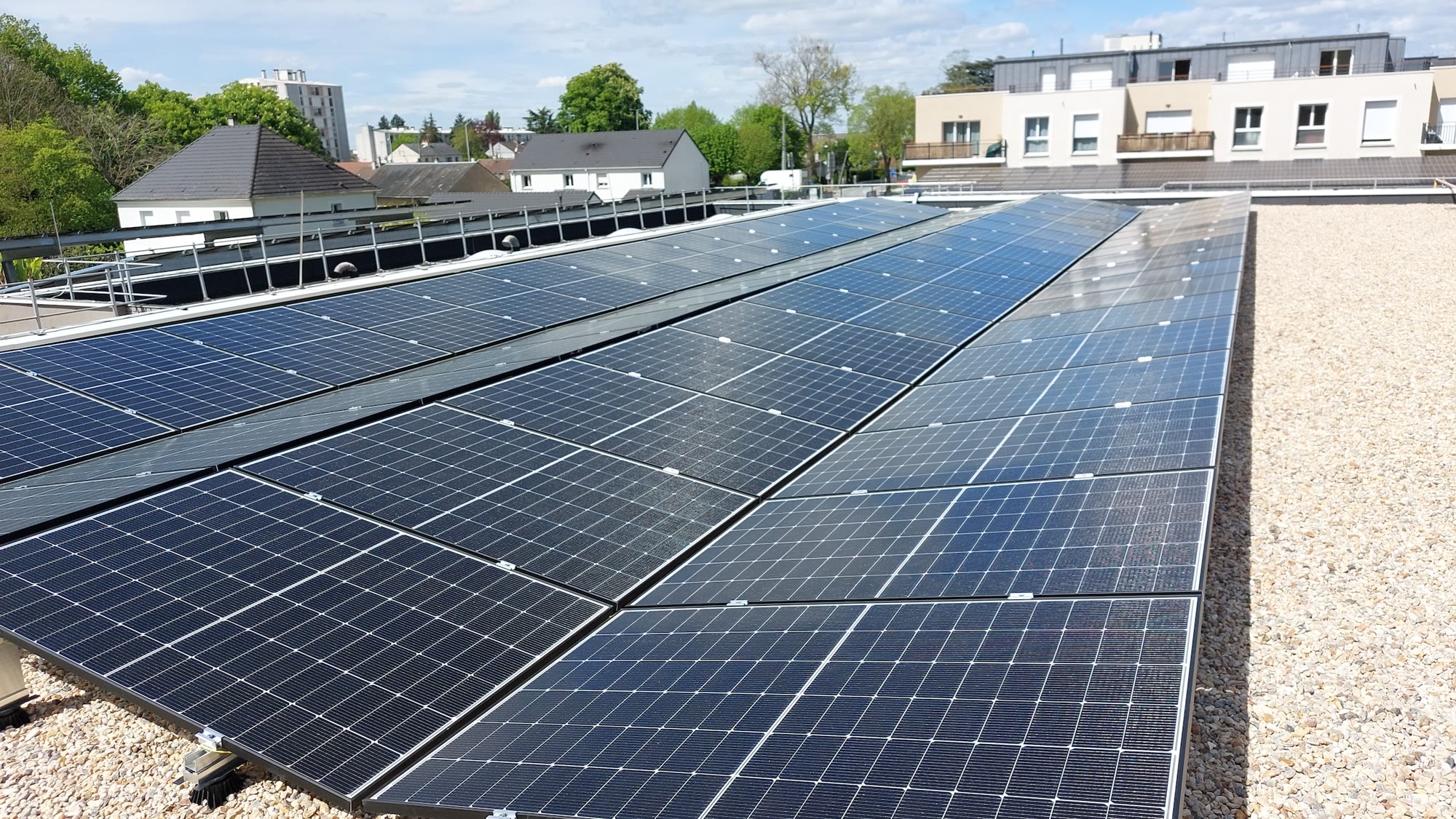 Centrale photovoltaïque installée sur la toiture d’un bâtiment