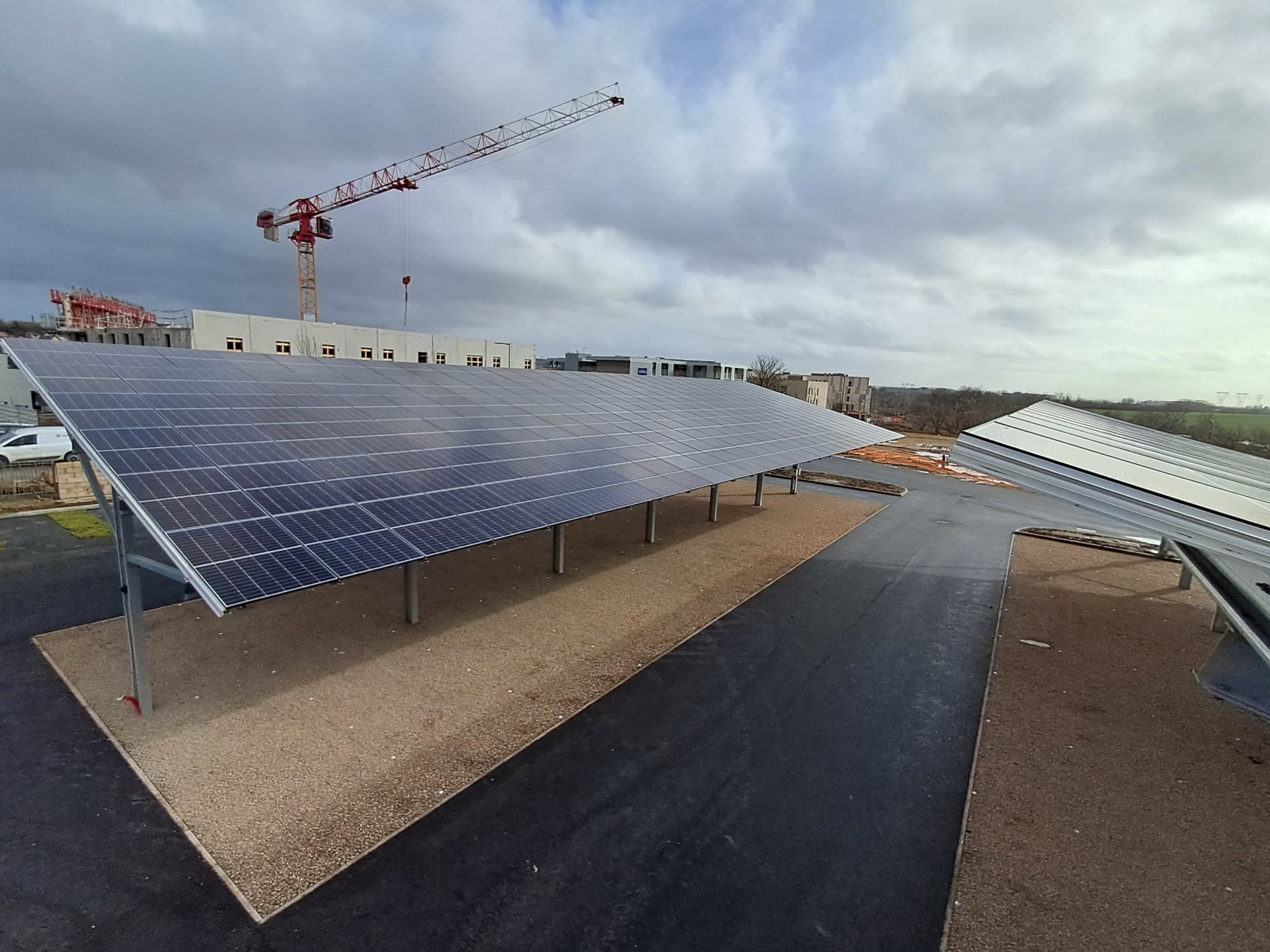Ombrières photovoltaïques installées au-dessus d’un parking